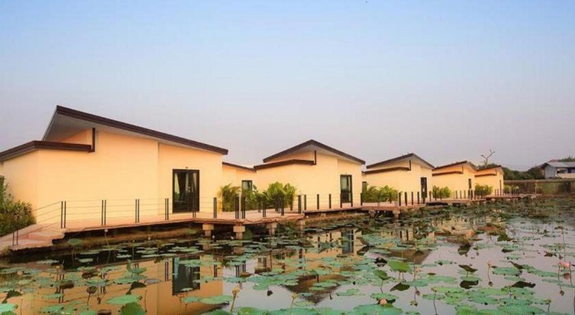 Bua Tara Resort Nong Prue Exteriör bild